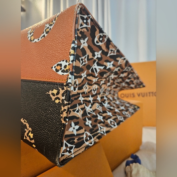 Louis Vuitton OntheGo Jungle - Picture 4 of 15